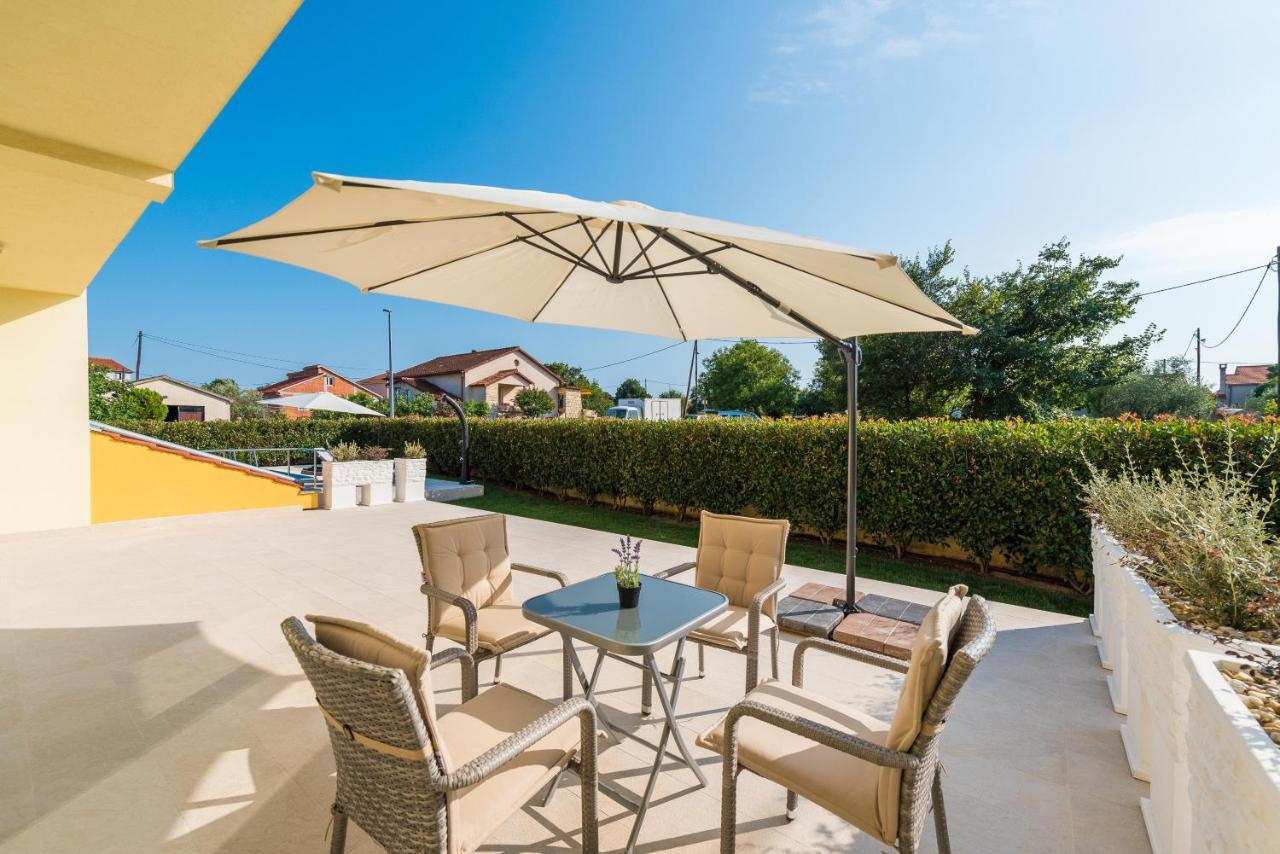Villa Petra S Bazenom, Rostiljem I Parkingom Zadar Exteriör bild