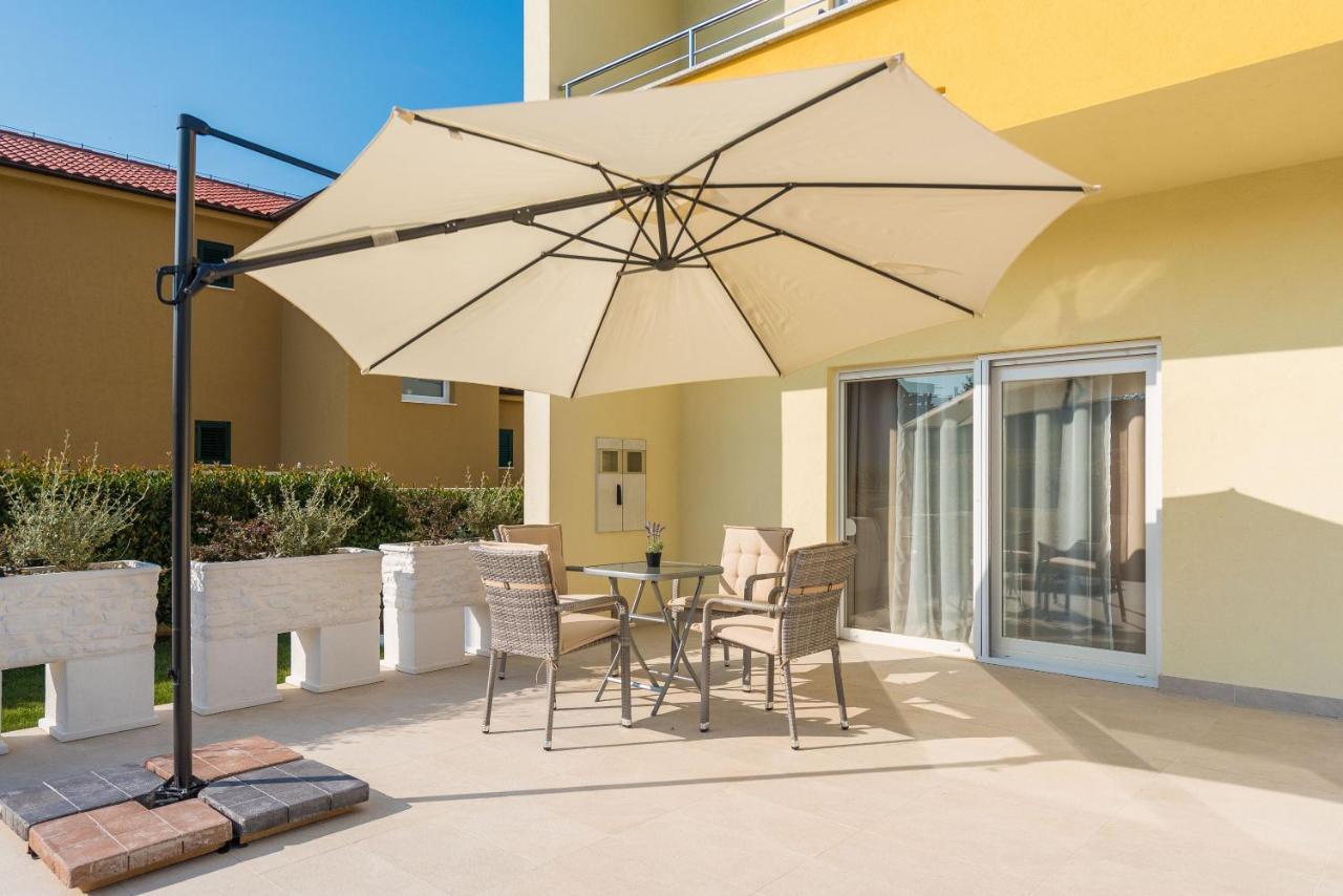 Villa Petra S Bazenom, Rostiljem I Parkingom Zadar Exteriör bild