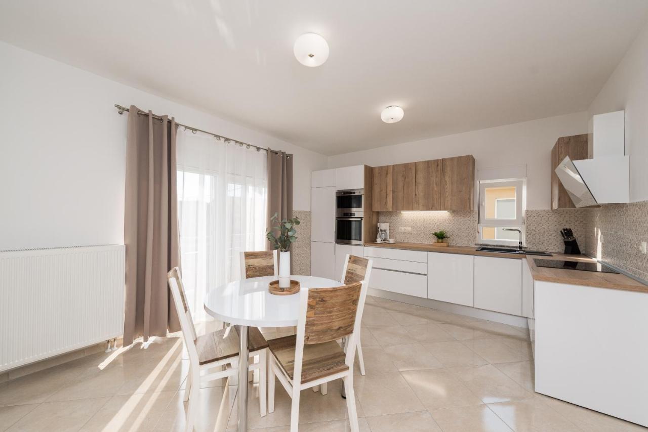 Villa Petra S Bazenom, Rostiljem I Parkingom Zadar Exteriör bild