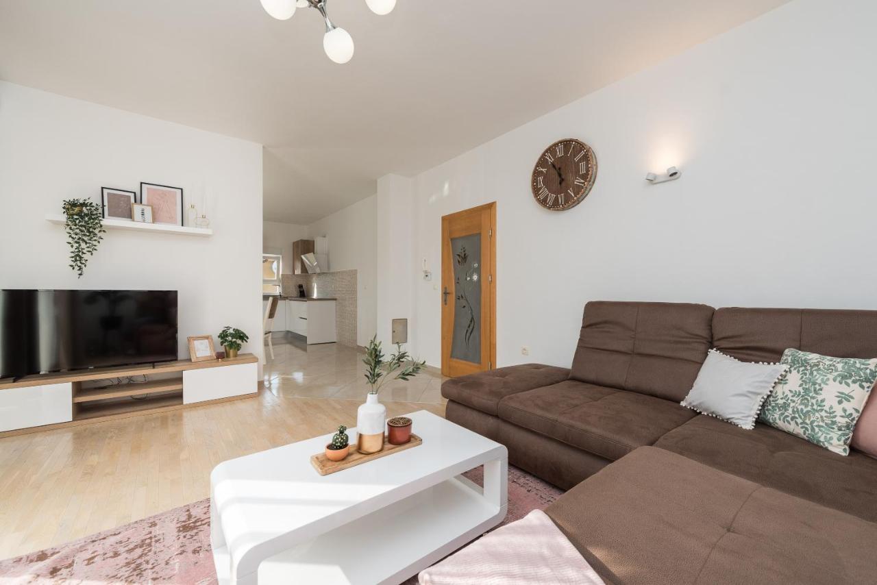 Villa Petra S Bazenom, Rostiljem I Parkingom Zadar Exteriör bild