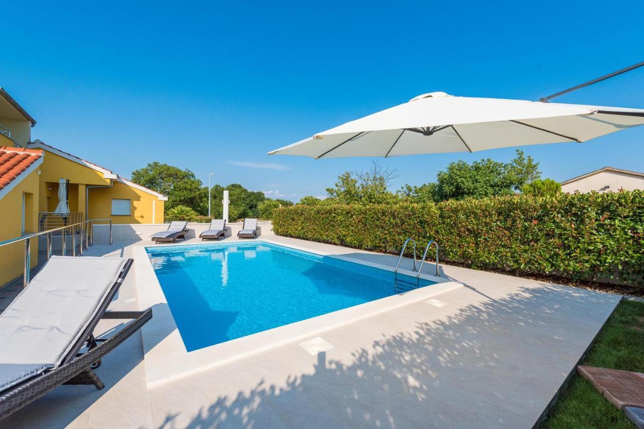 Villa Petra S Bazenom, Rostiljem I Parkingom Zadar Exteriör bild