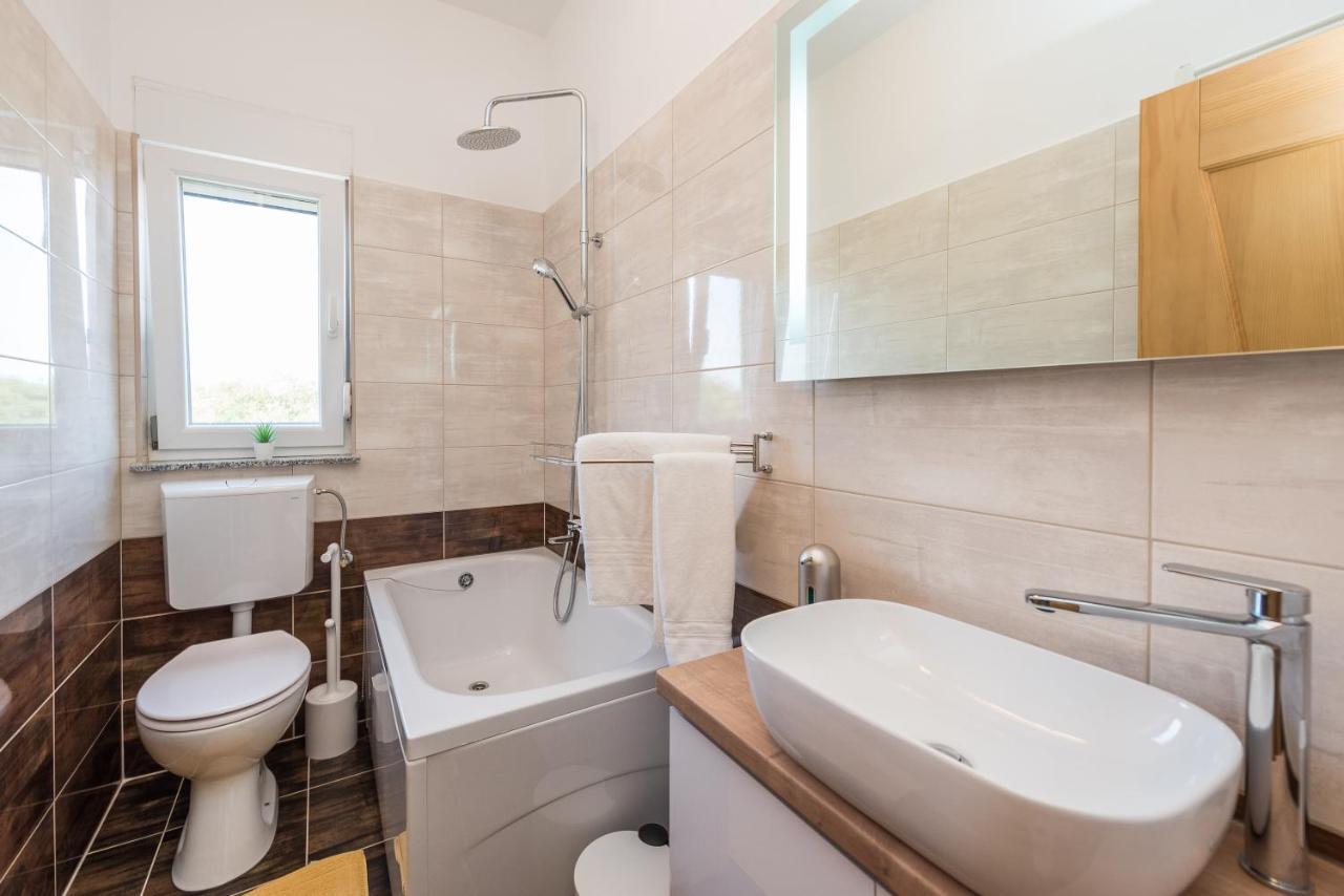 Villa Petra S Bazenom, Rostiljem I Parkingom Zadar Exteriör bild
