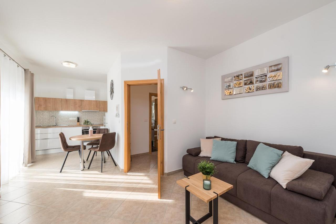 Villa Petra S Bazenom, Rostiljem I Parkingom Zadar Exteriör bild