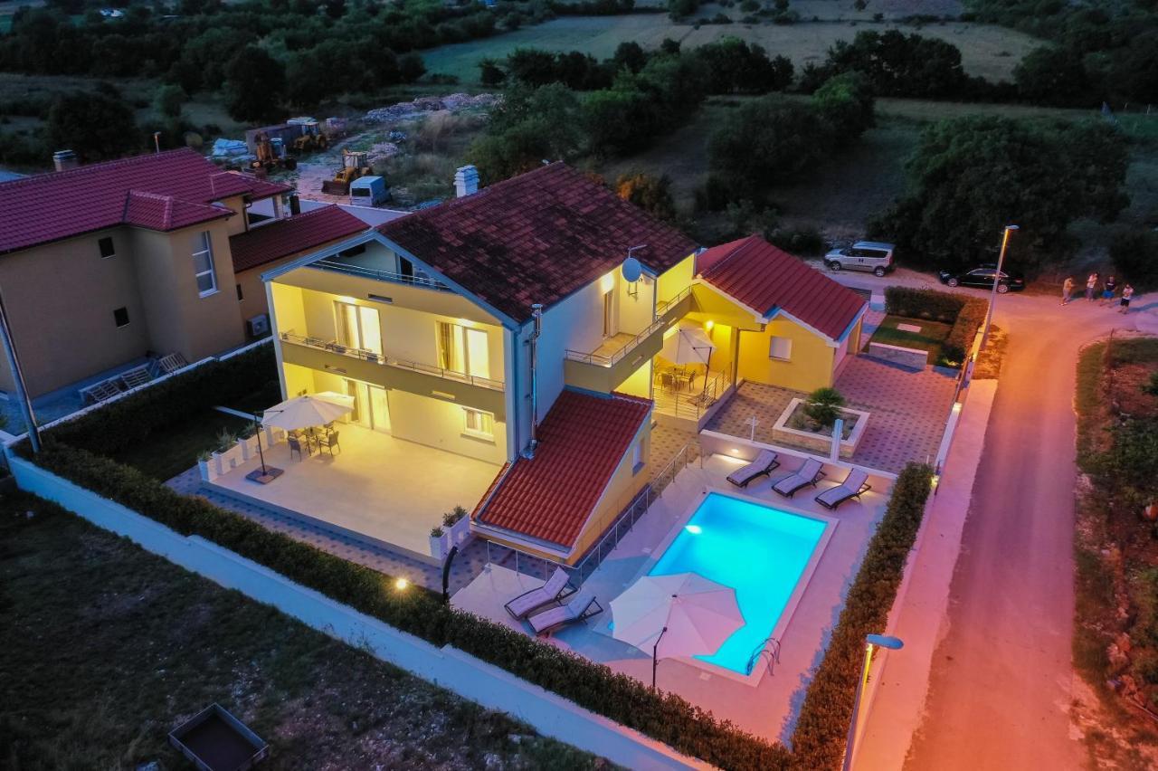 Villa Petra S Bazenom, Rostiljem I Parkingom Zadar Exteriör bild