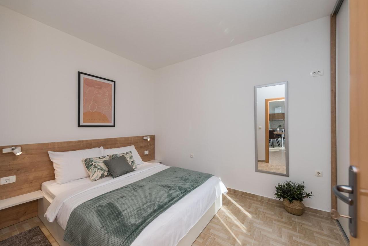 Villa Petra S Bazenom, Rostiljem I Parkingom Zadar Exteriör bild