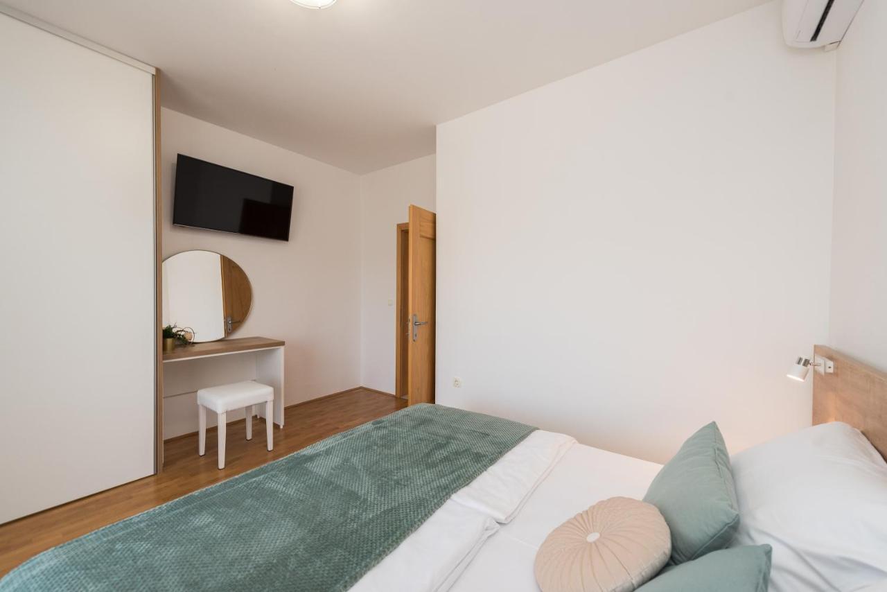Villa Petra S Bazenom, Rostiljem I Parkingom Zadar Exteriör bild